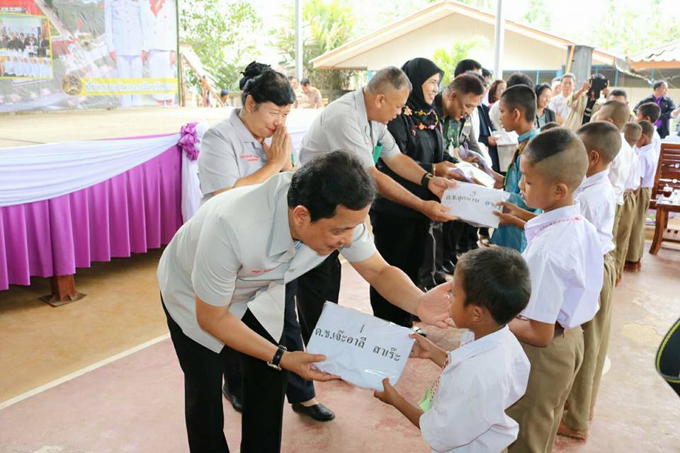โครงการจังหวัดเคลื่อนที่ "หน่วยบำบัดทุกข์ บำรุงสุข สร้างรอยยิ้มให้ประชาชน"
