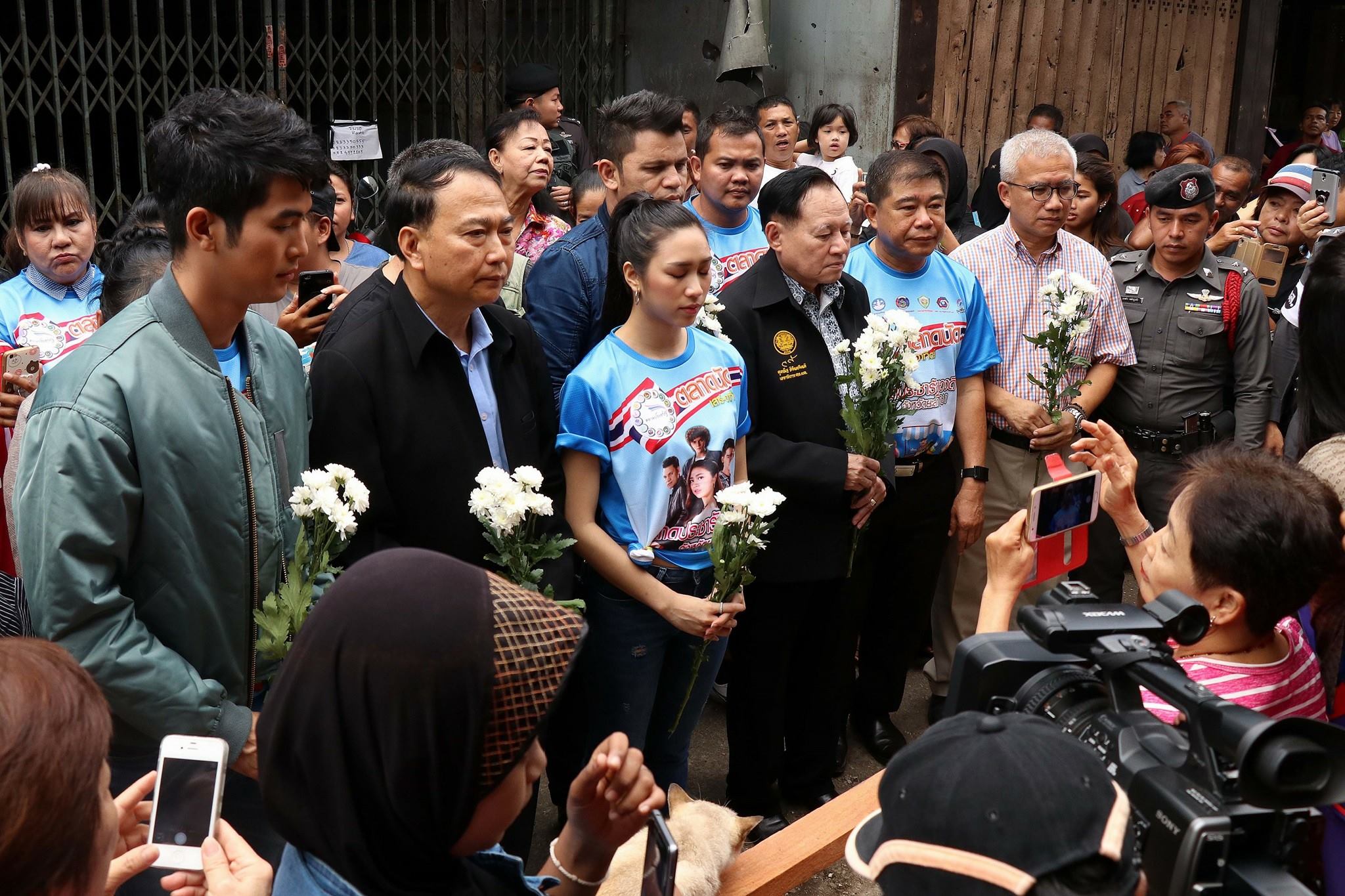 ผู้ว่าฯ ยะลา นำทีมดารานักแสดงลงพื้นที่ตลาดสดรถไฟ พบปะแม่ค้า ประชาชนสร้างขวัญกำลังใจหลังเกิดเหตุการณ์
