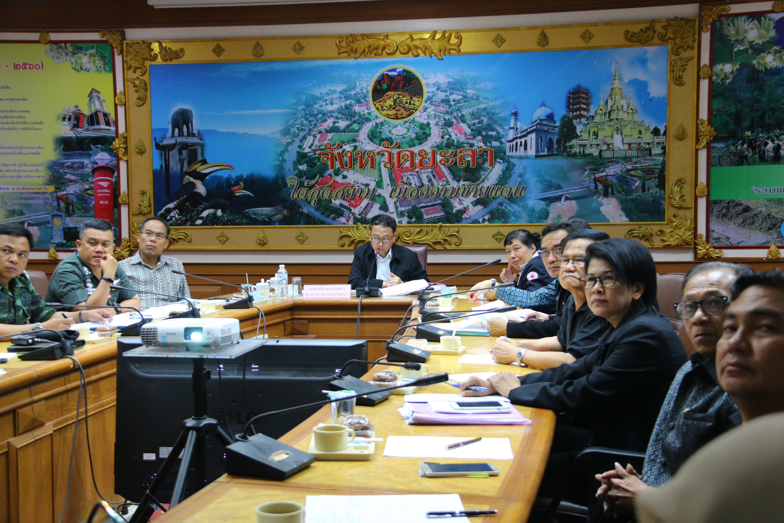 ประชุมติดตามความพร้อมการจัดพิธีถวายดอกไม้จันทน์