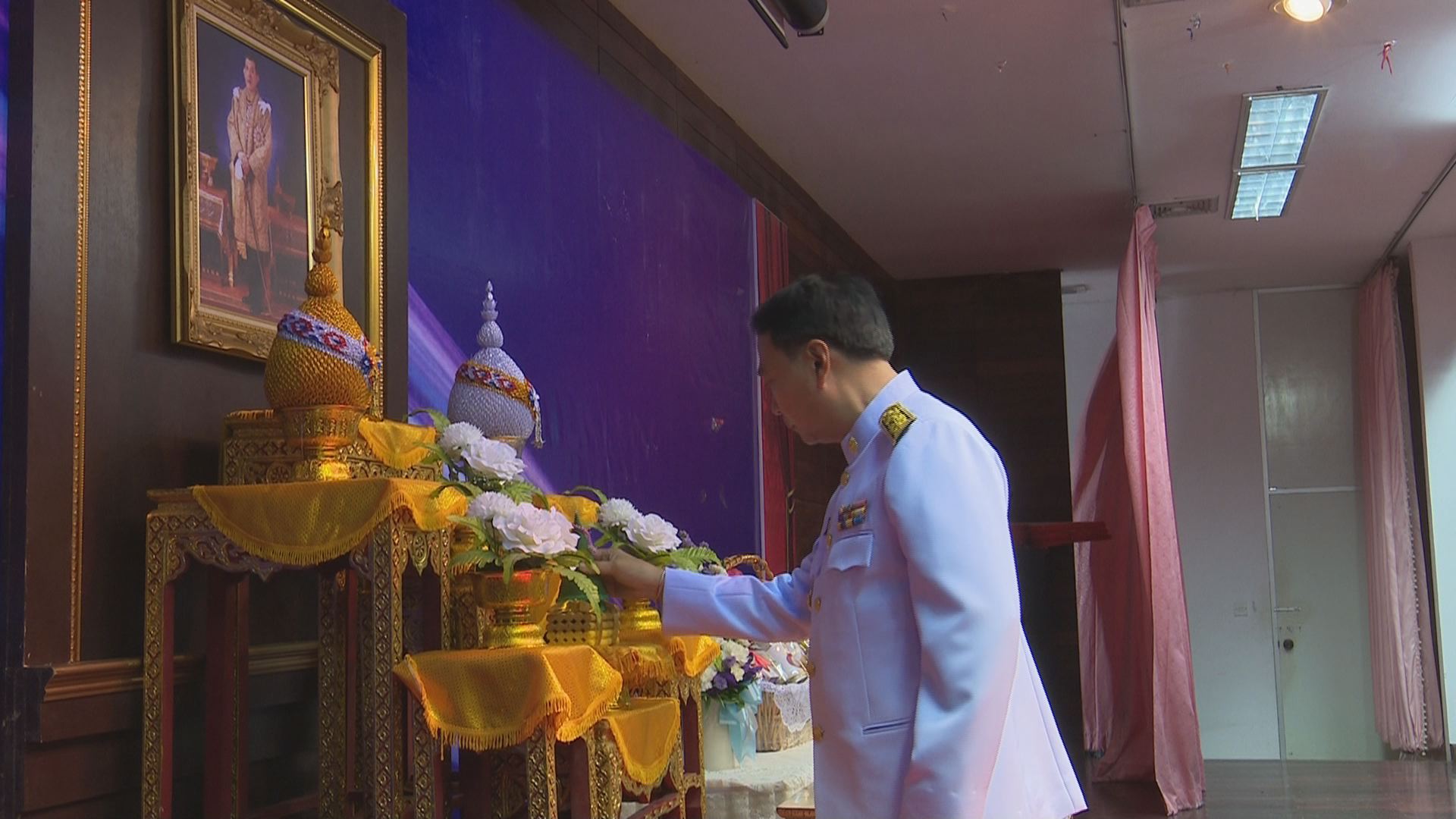 สมเด็จพระเจ้าอยู่หัวพระราชทานแจกันตระกร้าสิ่งของฯ