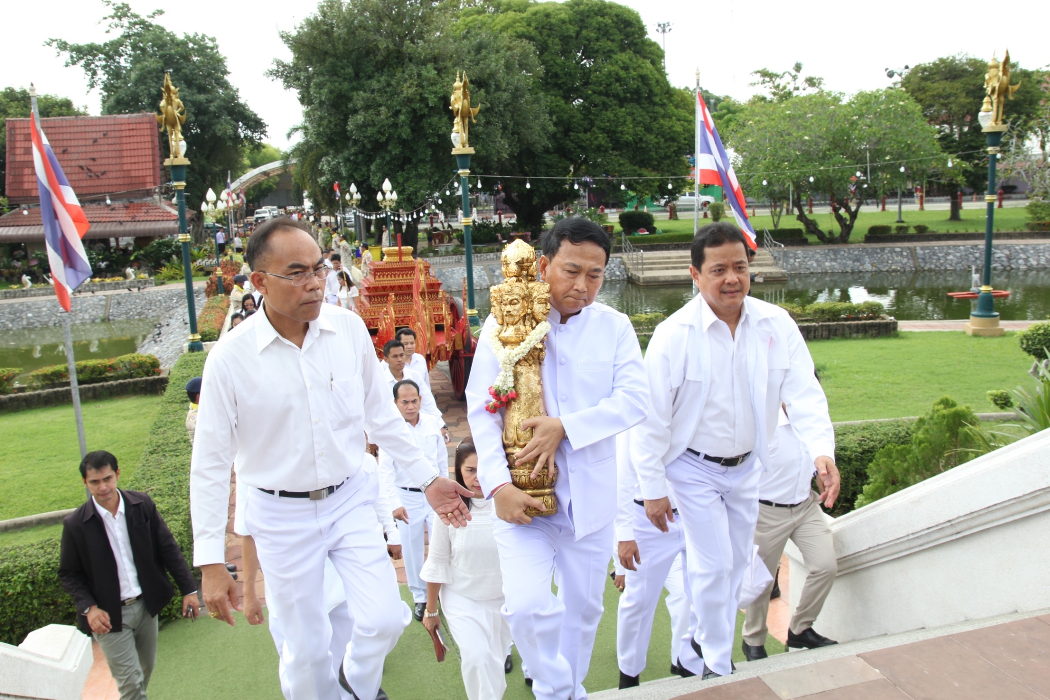 ผู้ว่าฯ ยะลา นำหัวหน้าส่วนราชการ ประกอบพิธีบวงสรวงฯ