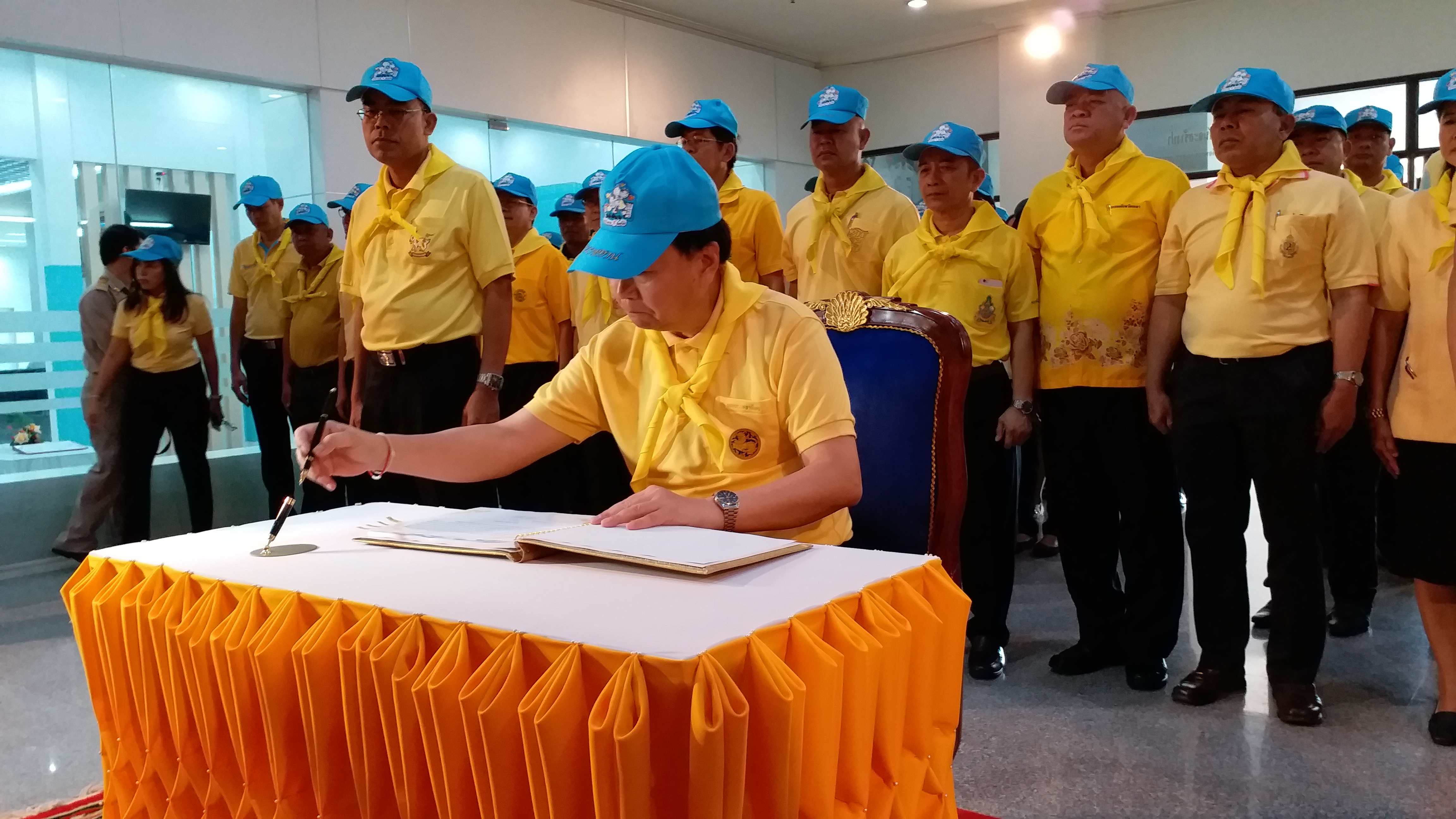 ร่วมลงนามถวายพระพรชัยมงคลแด่ สมเด็จพระเจ้าอยู่หัวฯ
