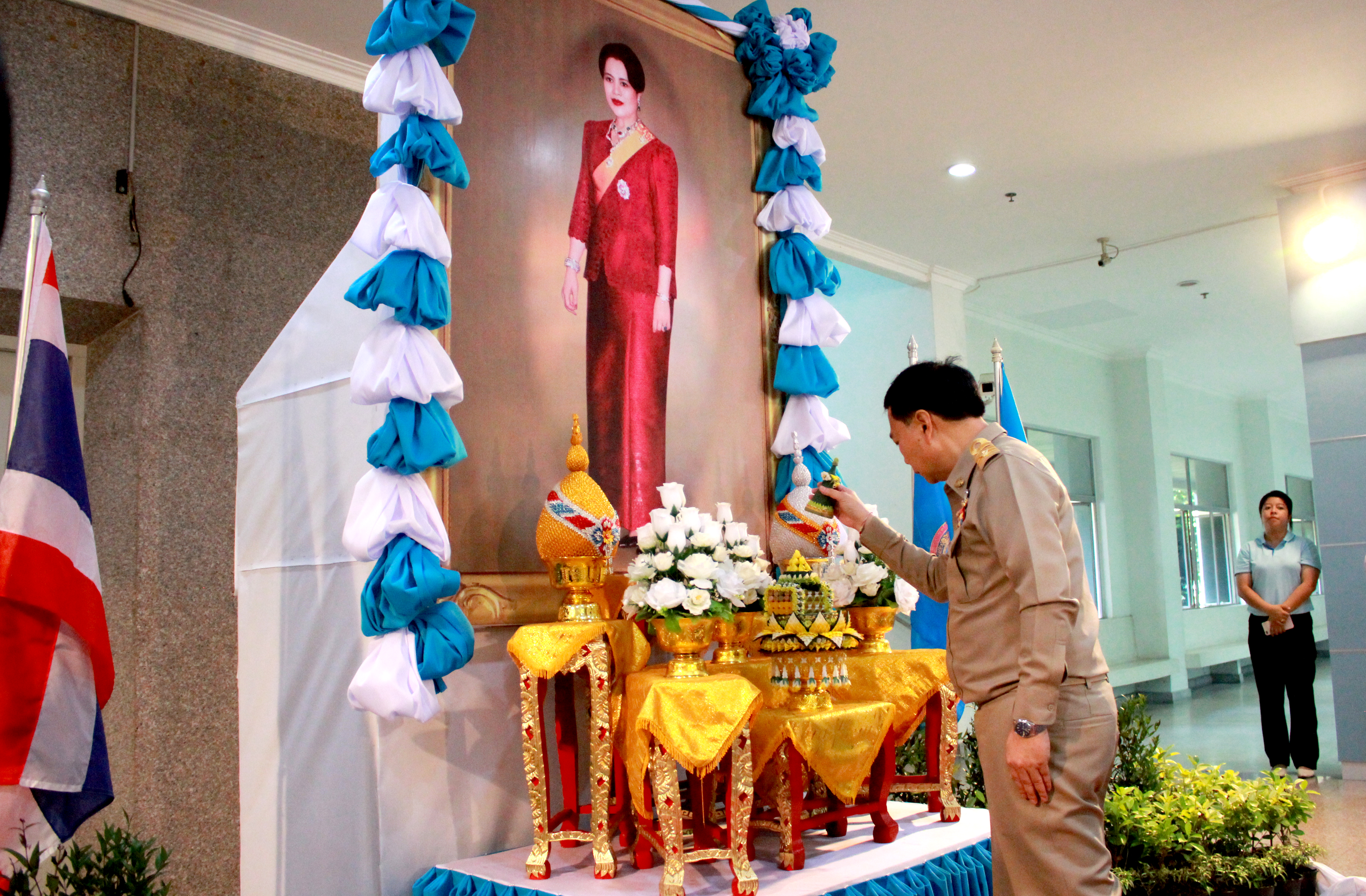 ลงนามถวายพระพรแด่สมเด็จพระนางเจ้าสิริกิติ์ พระบรมราชินีนาถฯ