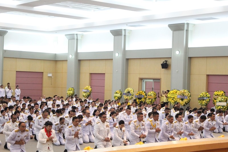 ร่วมพิธีวางพวงมาลาและถวายบังคมฯ