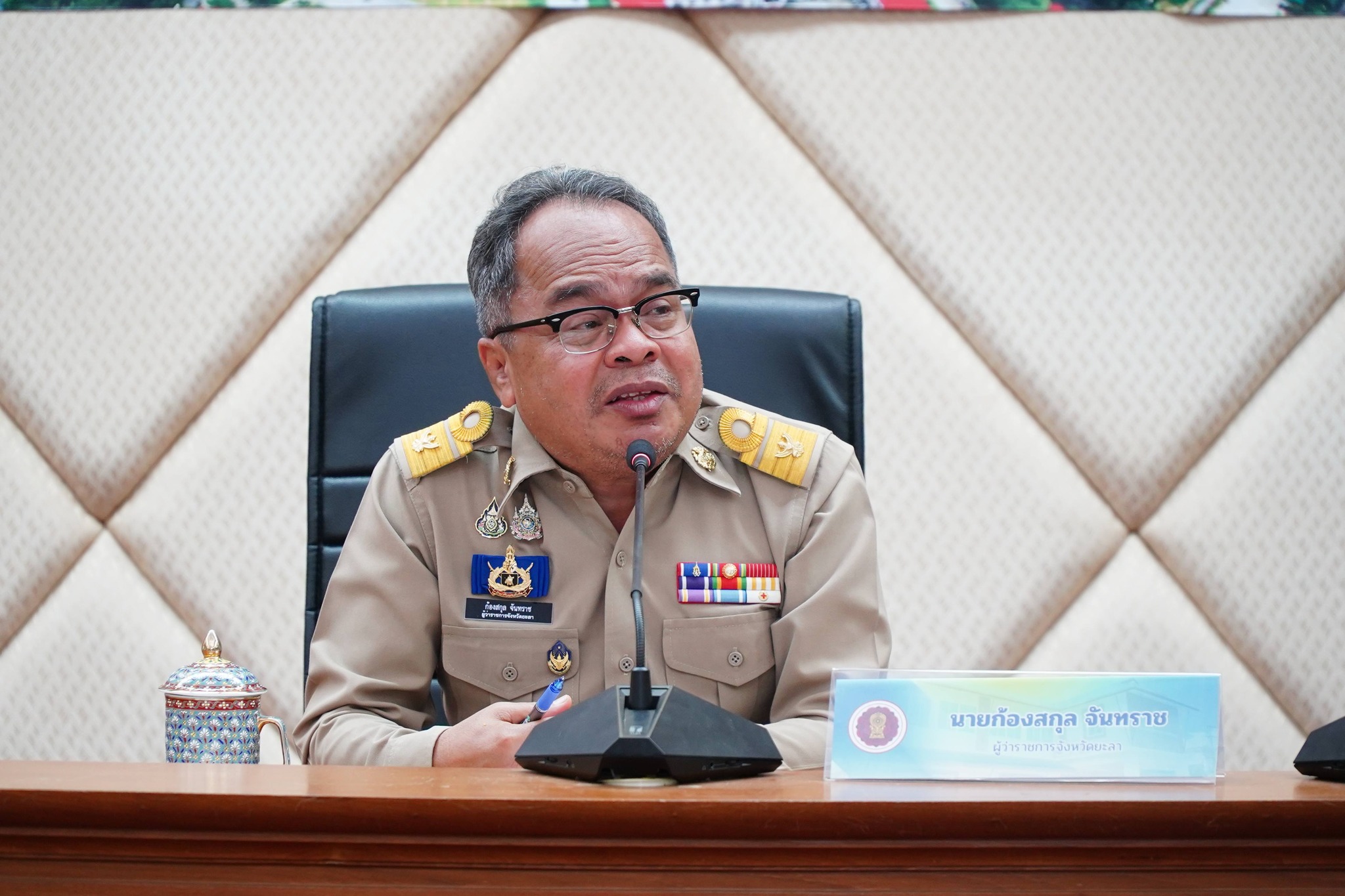 ผู้ว่ายะลา ประชุมมอบนโยบาย หน่วยงานทางการศึกษา ชมรมสถาบันศึกษาปอเนาะ ตาดีกา สถาบันศึกษาปอเนาะ สังกัด สำนักงานการศึกษาเอกชนจังหวัดยะลา เน้นย้ำ ทิศทางการขับเคลื่อนการศึกษาเอกชนในบริบทพื้นที่