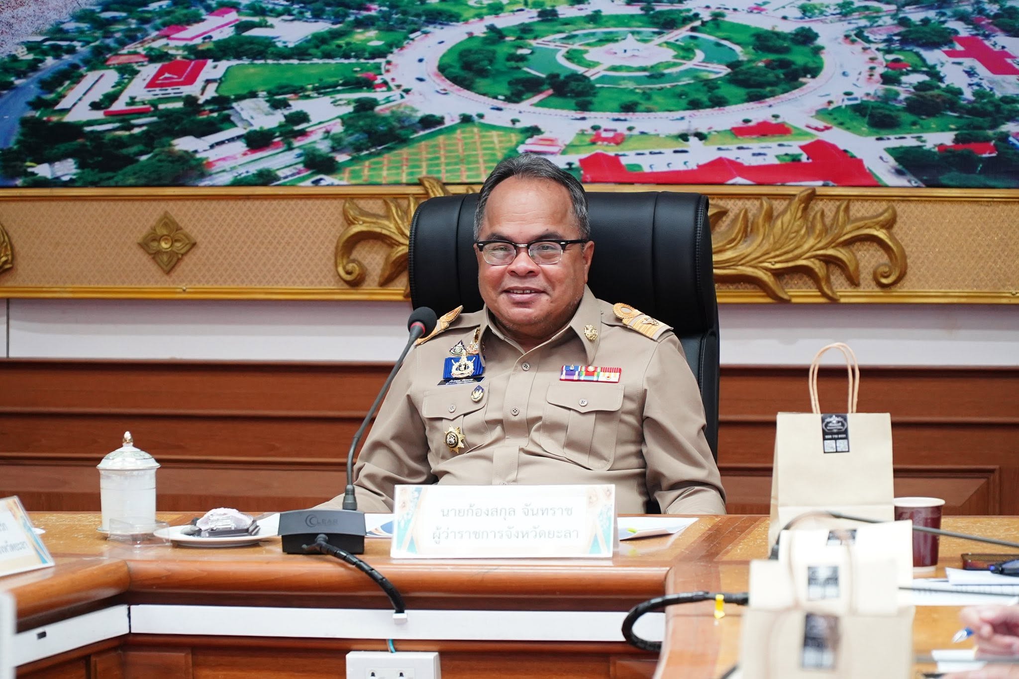 จังหวัดยะลา เข้าร่วมประชุมมอบนโยบายสำคัญของกระทรวงมหาดไทย ผ่านระบบวีดิทัศน์ทางไกล (VCS) นายกฯ เน้นย้ำ “ทํา ทัน ที เพื่อ บำบัดทุกข์ บำรุงสุข ให้พี่น้องประชาชน”