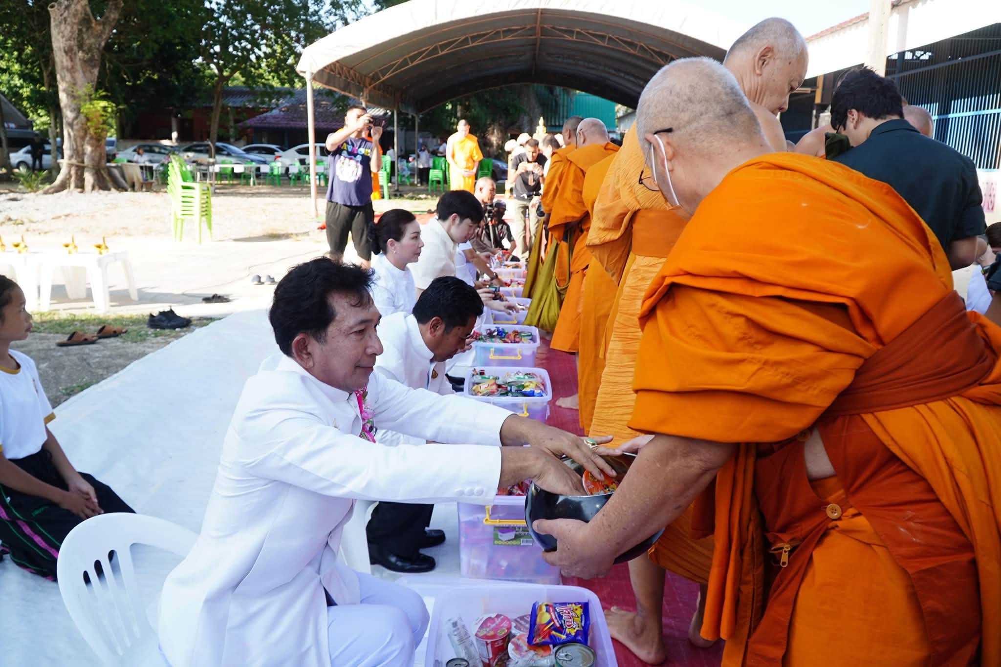 พุทธศาสนิกชนจังหวัดยะลา ร่วมพิธีทำบุญตักบาตร ถวายสังฆทานแด่คณะสงฆ์ 323 วัด อุทิศส่วนกุศลแด่ผู้วายชนม์จากเหตุการณ์ความไม่สงบ 4 จังหวัดชายแดนภาคใต้ ปีที่ 22 ครั้งที่ 187  มอบกองทุนหนุนแรงใจช่วยครูใต้