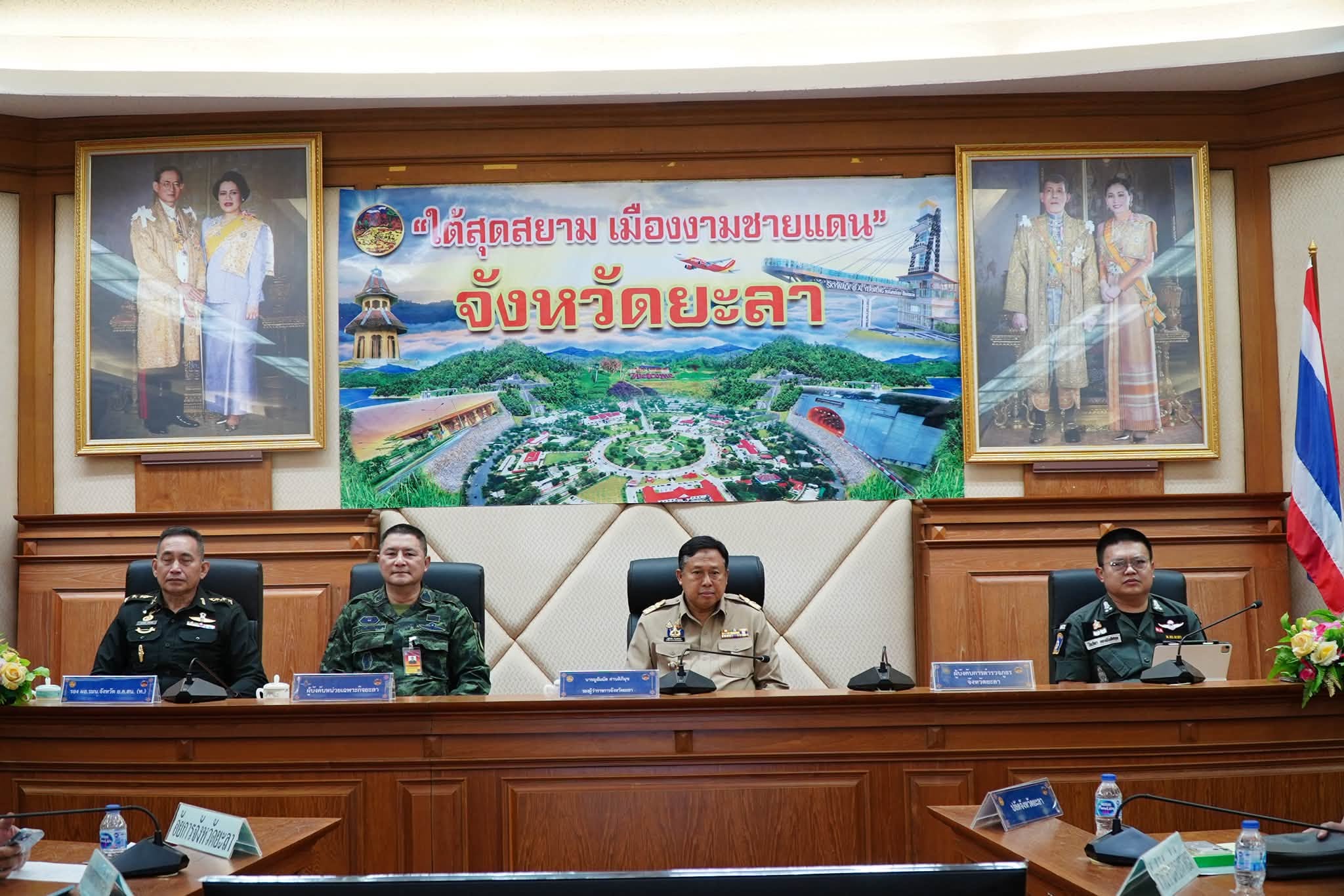 รองผู้ว่าฯยะลา ประชุมเจ้าหน้าที่หน่วยงานด้านความมั่นคง เน้นย้ำมาตรการรักษาความปลอดภัยผู้ประกอบการรับซื้อทุเรียน (ล้ง) และปั๊มน้ำมัน ของ ศปก.อ.ทุกอำเภอ