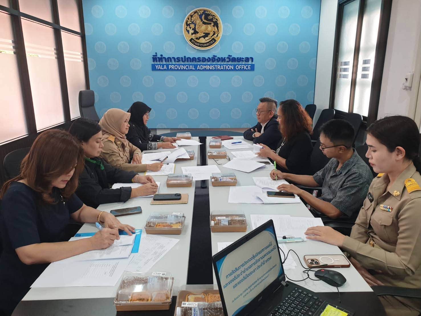 คณะกรรมการฯ ประชุมตัดสินการประกวดซุ้มนิทรรศการผลไม้และของดี 8 อำเภอ ในงานมหกรรมผลไม้และของดีเมืองยะลา ประจำปี 2569