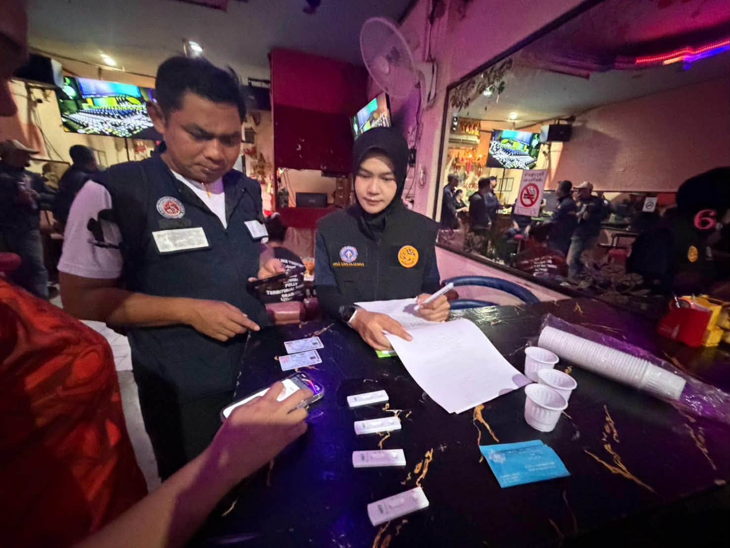 อำเภอเบตงปล่อยแถวกำลังบูรณาการ ตรวจเข้มสถานบริการ กวดขันยาเสพติดและอบายมุข สร้างพื้นที่ปลอดภัยแก่ประชาชนและนักท่องเที่ยว