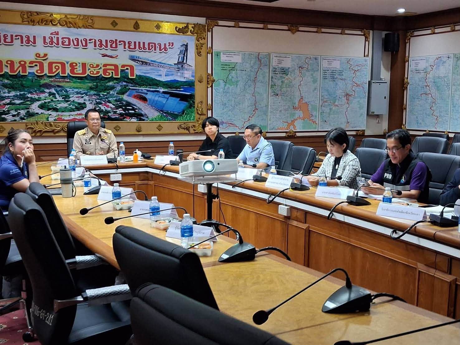 จังหวัดยะลาร่วมประชุมซักซ้อมแนวทางจัดพิธีถวายดอกไม้จันทน์สำหรับประชาชนในส่วนภูมิภาค งานพระราชพิธีถวายพระเพลิงพระบรมศพฯ